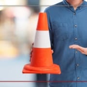 تصویری از مردی با راهبند در دست